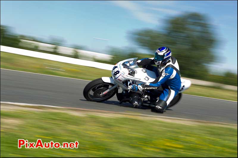 moto bmw dans le beta du circuit carole