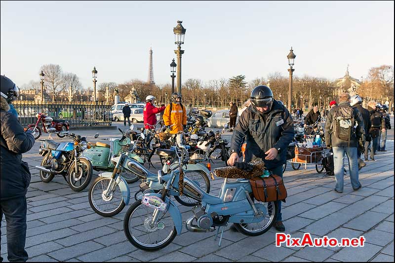 Traversee de Paris, Velomoteur Motobecane La Bleue